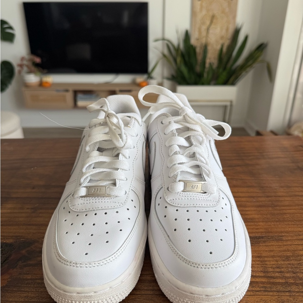 Nike Women’s Sz 8 Low Top Air Force 1’s - Picture 2 of 3